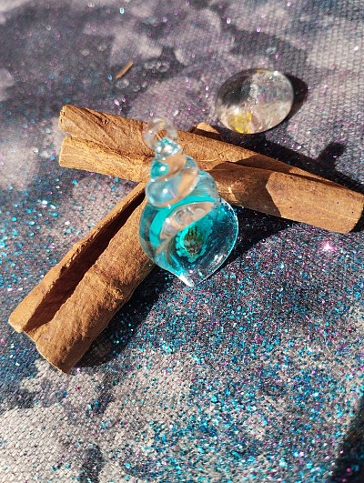 Pendentif coquillage fluorescent bleu 5 euro